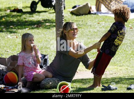 die liebevolle mutter Heidi Klum verbringt einen unterhaltsamen Tag in einem lokalen Park mit ihren Kindern Leni, Henry, Johan und Lou. Die Kinder spielten an den Fitnessgeräten und Heidi half Little Lou, sich im Gras zurechtzufinden und einige Felsen zu erkunden. Lou schien auch von einer großen Schildkrötenstatue fasziniert zu sein. Los Angeles, Kalifornien. 9/19/10. Stockfoto