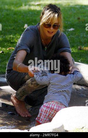die liebevolle mutter Heidi Klum verbringt einen unterhaltsamen Tag in einem lokalen Park mit ihren Kindern Leni, Henry, Johan und Lou. Die Kinder spielten an den Fitnessgeräten und Heidi half Little Lou, sich im Gras zurechtzufinden und einige Felsen zu erkunden. Lou schien auch von einer großen Schildkrötenstatue fasziniert zu sein. Los Angeles, Kalifornien. 9/19/10. Stockfoto