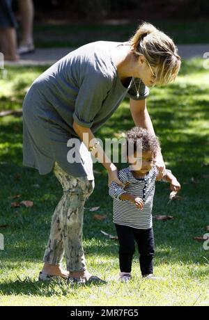 die liebevolle mutter Heidi Klum verbringt einen unterhaltsamen Tag in einem lokalen Park mit ihren Kindern Leni, Henry, Johan und Lou. Die Kinder spielten an den Fitnessgeräten und Heidi half Little Lou, sich im Gras zurechtzufinden und einige Felsen zu erkunden. Lou schien auch von einer großen Schildkrötenstatue fasziniert zu sein. Los Angeles, Kalifornien. 9/19/10. Stockfoto