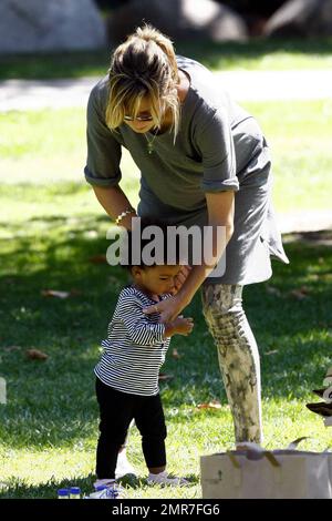 die liebevolle mutter Heidi Klum verbringt einen unterhaltsamen Tag in einem lokalen Park mit ihren Kindern Leni, Henry, Johan und Lou. Die Kinder spielten an den Fitnessgeräten und Heidi half Little Lou, sich im Gras zurechtzufinden und einige Felsen zu erkunden. Lou schien auch von einer großen Schildkrötenstatue fasziniert zu sein. Los Angeles, Kalifornien. 9/19/10. Stockfoto