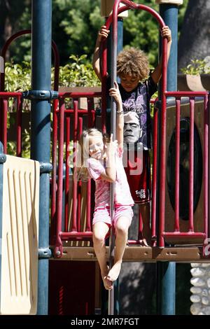 die liebevolle mutter Heidi Klum verbringt einen unterhaltsamen Tag in einem lokalen Park mit ihren Kindern Leni, Henry, Johan und Lou. Die Kinder spielten an den Fitnessgeräten und Heidi half Little Lou, sich im Gras zurechtzufinden und einige Felsen zu erkunden. Lou schien auch von einer großen Schildkrötenstatue fasziniert zu sein. Los Angeles, Kalifornien. 9/19/10. Stockfoto