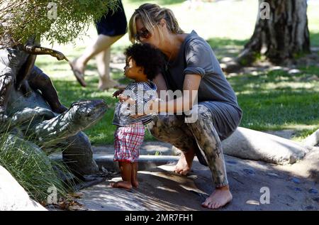 die liebevolle mutter Heidi Klum verbringt einen unterhaltsamen Tag in einem lokalen Park mit ihren Kindern Leni, Henry, Johan und Lou. Die Kinder spielten an den Fitnessgeräten und Heidi half Little Lou, sich im Gras zurechtzufinden und einige Felsen zu erkunden. Lou schien auch von einer großen Schildkrötenstatue fasziniert zu sein. Los Angeles, Kalifornien. 9/19/10. Stockfoto