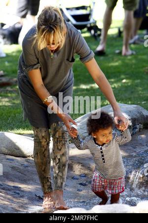 die liebevolle mutter Heidi Klum verbringt einen unterhaltsamen Tag in einem lokalen Park mit ihren Kindern Leni, Henry, Johan und Lou. Die Kinder spielten an den Fitnessgeräten und Heidi half Little Lou, sich im Gras zurechtzufinden und einige Felsen zu erkunden. Lou schien auch von einer großen Schildkrötenstatue fasziniert zu sein. Los Angeles, Kalifornien. 9/19/10. Stockfoto
