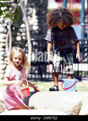 die liebevolle mutter Heidi Klum verbringt einen unterhaltsamen Tag in einem lokalen Park mit ihren Kindern Leni, Henry, Johan und Lou. Die Kinder spielten an den Fitnessgeräten und Heidi half Little Lou, sich im Gras zurechtzufinden und einige Felsen zu erkunden. Lou schien auch von einer großen Schildkrötenstatue fasziniert zu sein. Los Angeles, Kalifornien. 9/19/10. Stockfoto