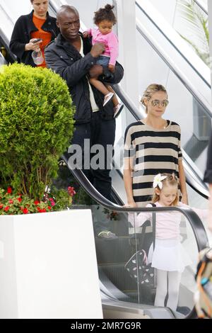 Heidi Klum und ihr Mann Seal fuhren mit ihrer Tochter Leni und ihrer Tochter Lou auf der Rolltreppe, während sie Leni, in ihrem Ballerina-Outfit, zum Tanzkurs brachten. In einem trendigen gestreiften Hemdkleid lächelte Heidi Leni an, während sie liebevoll zu ihrer mutter aufschaute. Los Angeles, Kalifornien. 04/02/11. Stockfoto