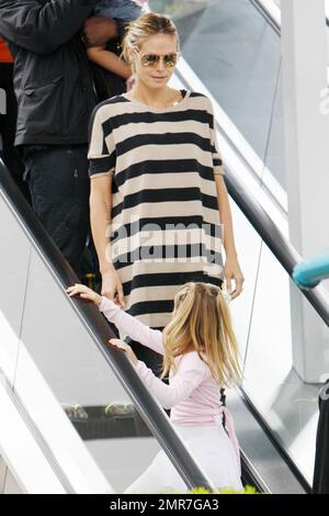 Heidi Klum und ihr Mann Seal fuhren mit ihrer Tochter Leni und ihrer Tochter Lou auf der Rolltreppe, während sie Leni, in ihrem Ballerina-Outfit, zum Tanzkurs brachten. In einem trendigen gestreiften Hemdkleid lächelte Heidi Leni an, während sie liebevoll zu ihrer mutter aufschaute. Los Angeles, Kalifornien. 04/02/11. Stockfoto