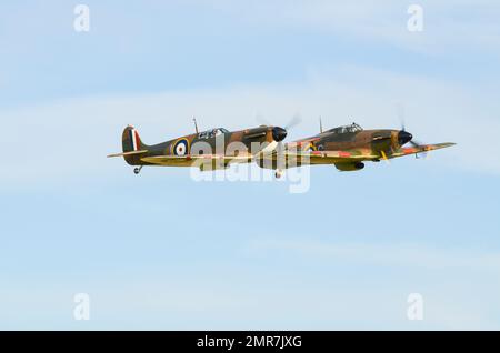 Supermarine Spitfire MkI P9374. Spitfire-Kampfflugzeug aus der britischen Schlacht im frühen Zweiten Weltkrieg mit dem Hawker Hurrikan Mk.XII Z5140 G-HURI von HAC Stockfoto