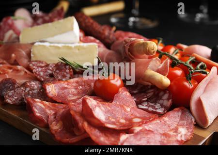 Leckerer Schinken mit anderen Delikatessen, serviert auf dem Tisch, Nahaufnahme Stockfoto