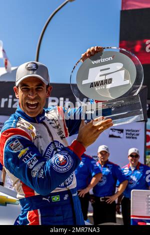 Helio Castroneves, Fahrer von Team Penske, gewann während der Saison 2016 der Verizon IndyCar Series seinen zweiten Verizon P1 Award in Folge mit einer Spitzenrunde von 1 Minute und 7,1246 Sekunden (105,547 mph) während der heutigen Firestone Fast Six Qualifikation. Der Pol ist der dritte für Castroneves in Long Beach und der 47. Seiner Karriere, der viertbeste aller Zeiten in der Geschichte von Indy Car, zwei hinter Bobby Unser (49) und den dritten im Rekordbuch. Castroneves wird in der ersten Reihe von Target Chip Ganassi Racing Fahrer Scott Dixon (1:07,4455; 105,405 mph) begleitet, der den Toyota Grand Prix des Long Beach Rennens verteidigt Stockfoto