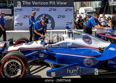 Helio Castroneves, Fahrer von Team Penske, gewann während der Saison 2016 der Verizon IndyCar Series seinen zweiten Verizon P1 Award in Folge mit einer Spitzenrunde von 1 Minute und 7,1246 Sekunden (105,547 mph) während der heutigen Firestone Fast Six Qualifikation. Der Pol ist der dritte für Castroneves in Long Beach und der 47. Seiner Karriere, der viertbeste aller Zeiten in der Geschichte von Indy Car, zwei hinter Bobby Unser (49) und den dritten im Rekordbuch. Castroneves wird in der ersten Reihe von Target Chip Ganassi Racing Fahrer Scott Dixon (1:07,4455; 105,405 mph) begleitet, der den Toyota Grand Prix des Long Beach Rennens verteidigt Stockfoto