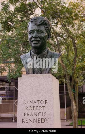 Senator Robert Francis Kennedy Büste vor dem Neuen York State Supreme Court Gebäude in der Innenstadt von Brooklyn NYC Stockfoto