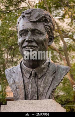 Senator Robert Francis Kennedy Büste vor dem Neuen York State Supreme Court Gebäude in der Innenstadt von Brooklyn NYC Stockfoto