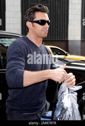 „X-Men Origins: Wolverine“-Star Hugh Jackman hält an, um Autogramme für Fans zu signieren, wenn er mit Jon Stewart zur Daily Show kommt. New York, NY 4/30/09 Stockfoto