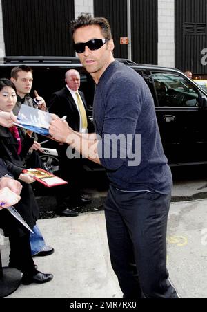 „X-Men Origins: Wolverine“-Star Hugh Jackman hält an, um Autogramme für Fans zu signieren, wenn er mit Jon Stewart zur Daily Show kommt. New York, NY 4/30/09 Stockfoto