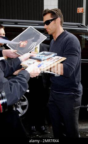 „X-Men Origins: Wolverine“-Star Hugh Jackman hält an, um Autogramme für Fans zu signieren, wenn er mit Jon Stewart zur Daily Show kommt. New York, NY 4/30/09 Stockfoto