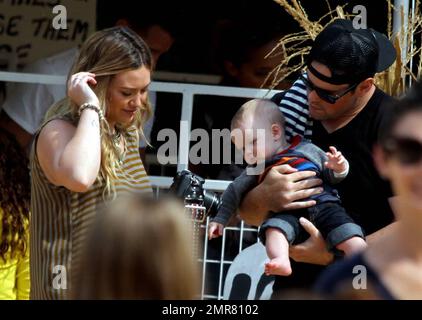 Hilary Duff, Ehemann Mike Comrie und Sohn Luca Cruz Comrie wurden gesehen, wie sie in Urlaubsstimmung kamen, indem sie Mr. Bones Kürbis Patch besuchten, wo sie gesehen wurden, wie sie ihren Kürbis aussuchten. Los Angeles, Kalifornien. 13. Oktober 2012. Stockfoto