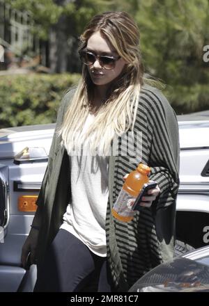 Hilary Duff sorgt dafür, dass sie während ihrer Schwangerschaft gut auf sich aufpasst, indem sie zu einem Pilates-Kurs in Studio City geht. Duff ist schwanger mit ihrem ersten Kind mit dem Hockeyspieler Ehemann Mike Comrie. Der Star musste wegen Terminkonflikten aus dem neuen Bonnie und Clyde Film aussteigen. Los Angeles, Kalifornien. 9. September 2011 Stockfoto