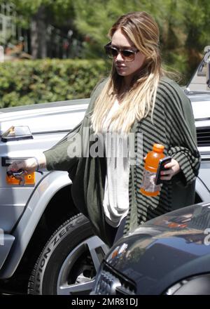 Hilary Duff sorgt dafür, dass sie während ihrer Schwangerschaft gut auf sich aufpasst, indem sie zu einem Pilates-Kurs in Studio City geht. Duff ist schwanger mit ihrem ersten Kind mit dem Hockeyspieler Ehemann Mike Comrie. Der Star musste wegen Terminkonflikten aus dem neuen Bonnie und Clyde Film aussteigen. Los Angeles, Kalifornien. 9. September 2011 Stockfoto