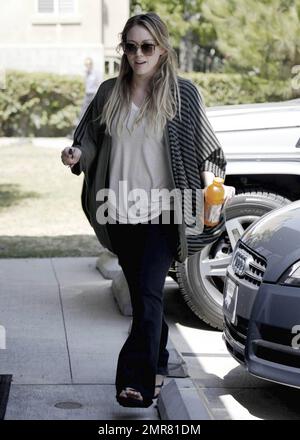 Hilary Duff sorgt dafür, dass sie während ihrer Schwangerschaft gut auf sich aufpasst, indem sie zu einem Pilates-Kurs in Studio City geht. Duff ist schwanger mit ihrem ersten Kind mit dem Hockeyspieler Ehemann Mike Comrie. Der Star musste wegen Terminkonflikten aus dem neuen Bonnie und Clyde Film aussteigen. Los Angeles, Kalifornien. 9. September 2011 Stockfoto