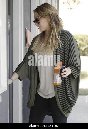 Hilary Duff sorgt dafür, dass sie während ihrer Schwangerschaft gut auf sich aufpasst, indem sie zu einem Pilates-Kurs in Studio City geht. Duff ist schwanger mit ihrem ersten Kind mit dem Hockeyspieler Ehemann Mike Comrie. Der Star musste wegen Terminkonflikten aus dem neuen Bonnie und Clyde Film aussteigen. Los Angeles, Kalifornien. 9. September 2011 Stockfoto