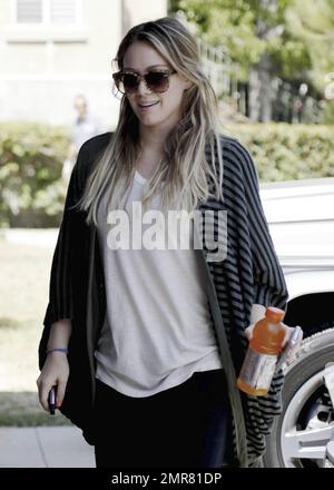 Hilary Duff sorgt dafür, dass sie während ihrer Schwangerschaft gut auf sich aufpasst, indem sie zu einem Pilates-Kurs in Studio City geht. Duff ist schwanger mit ihrem ersten Kind mit dem Hockeyspieler Ehemann Mike Comrie. Der Star musste wegen Terminkonflikten aus dem neuen Bonnie und Clyde Film aussteigen. Los Angeles, Kalifornien. 9. September 2011 Stockfoto