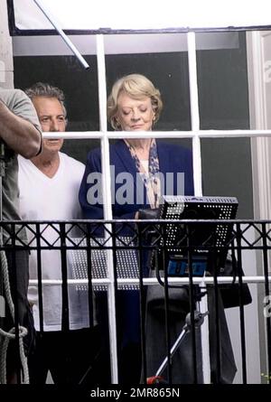 Regisseur Dustin Hoffman arbeitet an seinem neuesten Filmprojekt „Quartett“ mit Maggie Smith, die in Film spielt. „Quartett“ wird 2012 veröffentlicht. London, Großbritannien. 9. September 2011 Stockfoto