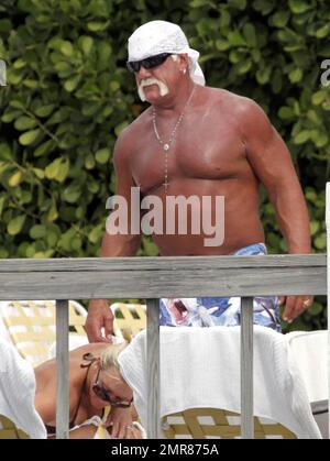 EXKLUSIV!! Hulk Hogan verbringt den Tag am Pool mit seiner Tochter Brooke und seiner Freundin Jennifer McDaniel. Brooke feierte ihren 22. Geburtstag vor 3 Tagen. Das Trio nahm die Sonne auf und genoss ein Mittagessen am Wasser und Getränke. Miami, Florida 5/8/10. Stockfoto