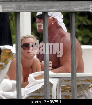 EXKLUSIV!! Hulk Hogan verbringt den Tag am Pool mit seiner Tochter Brooke und seiner Freundin Jennifer McDaniel. Brooke feierte ihren 22. Geburtstag vor 3 Tagen. Das Trio nahm die Sonne auf und genoss ein Mittagessen am Wasser und Getränke. Miami, Florida 5/8/10. Stockfoto