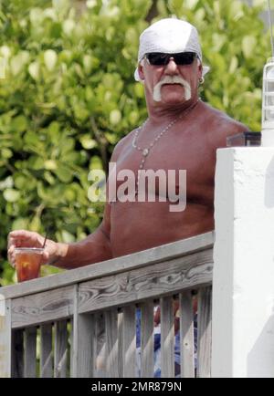 EXKLUSIV!! Hulk Hogan verbringt den Tag am Pool mit seiner Tochter Brooke und seiner Freundin Jennifer McDaniel. Brooke feierte ihren 22. Geburtstag vor 3 Tagen. Das Trio nahm die Sonne auf und genoss ein Mittagessen am Wasser und Getränke. Miami, Florida 5/8/10. Stockfoto