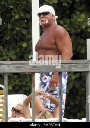 EXKLUSIV!! Hulk Hogan verbringt den Tag am Pool mit seiner Tochter Brooke und seiner Freundin Jennifer McDaniel. Brooke feierte ihren 22. Geburtstag vor 3 Tagen. Das Trio nahm die Sonne auf und genoss ein Mittagessen am Wasser und Getränke. Miami, Florida 5/8/10. Stockfoto