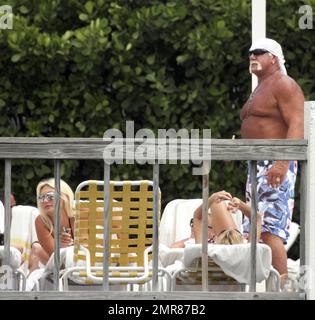 EXKLUSIV!! Hulk Hogan verbringt den Tag am Pool mit seiner Tochter Brooke und seiner Freundin Jennifer McDaniel. Brooke feierte ihren 22. Geburtstag vor 3 Tagen. Das Trio nahm die Sonne auf und genoss ein Mittagessen am Wasser und Getränke. Miami, Florida 5/8/10. Stockfoto