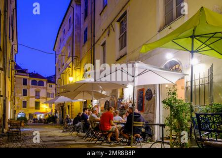 Abenddämmerung in den Gassen mit Restaurants, Finalborgo, Altstadt, Finale Ligure, Ligurien, Italien, Europa Stockfoto