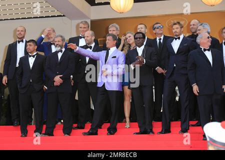 Dolph Lundgren, Victor Ortiz, Kelsey Grammer, Harrison Ford, Director Patrick Hughes, Antonio Banderas, Mel Gibson, Jason Statham, Sylvester Stallone, Ronda Rousey, Wesley Snipes und Kellan Lutz bei der Premiere „The Homesman“, die im Palais des Festivals während des 67. Jährlichen Filmfestivals in Cannes, Frankreich, stattfindet. 18. Mai 2014 Stockfoto