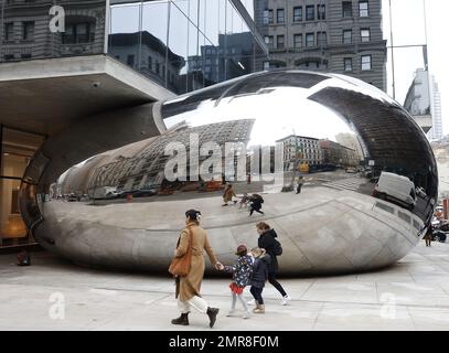 New York, Usa. 30. Januar 2023. Die ersten ungehinderten Blicke auf die 48 Meter lange, 19 Meter hohe, reflektierende, permanente öffentliche Spiegelskulptur des berühmten internationalen Künstlers Anish Kapoor werden am Dienstag, den 31. Januar 2023 in New York City in der Leonard Street 56 enthüllt. Foto: John Angelillo/UPI Credit: UPI/Alamy Live News Stockfoto