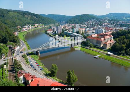 Blick auf Decín, Dekin auf der Elbe von der Schäfermauer aus gesehen, Pastýrská stena, Decin, Tetschen, Ústecký kraj, Böhmische Schweiz, Elbsandstein M Stockfoto