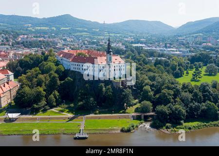 Blick auf das Schloss und die Elbe von der Schäfermauer aus, Pastýrská stena, Decin, Tetschen, Decín Ústecký kraj, Böhmische Schweiz, Elbe-San Stockfoto