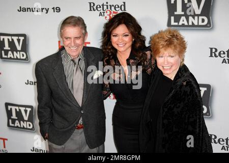 Pat Harrington, Valerie Bertinelli und Bonnie Franklin bei der Premiere des FERNSEHLANDES für „heiß in Cleveland“ und „pensioniert um 35 Uhr“ im Sunset Tower Hotel. Hollywood, Kalifornien. 1/10/11. Stockfoto