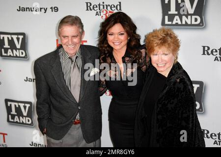 Pat Harrington, Valerie Bertinelli und Bonnie Franklin bei der Premiere des FERNSEHLANDES für „heiß in Cleveland“ und „pensioniert um 35 Uhr“ im Sunset Tower Hotel. Hollywood, Kalifornien. 1/10/11. Stockfoto