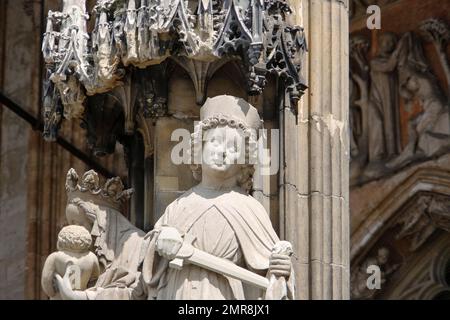 Ulmer Kathedrale, St. Martin auf der südlichen freien Säule des Westportals, Steinfigur mit Schwert, Skulptur, Ulm, Baden-Württemberg, Deutschland, Europa Stockfoto