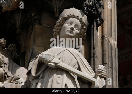 Ulmer Kathedrale, St. Martin auf der südlichen freien Säule des Westportals, Steinfigur mit Schwert, Skulptur, Ulm, Baden-Württemberg, Deutschland, Europa Stockfoto