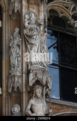 Ulmer Kathedrale, Anna Selbdritt von Niklaus Weckmann, Skulptur, Steinfigur von Anna mit Maria und Kind Jesus, Mann der Trauer darunter, Hauptportal, Westen Stockfoto