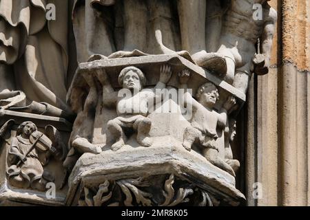 Ulm Minster, St. Martins Konsole auf der südlichen freien Säule des Westportals, Steinfiguren, Details, Ulm, Baden-Württemberg, Deutschland, Europa Stockfoto