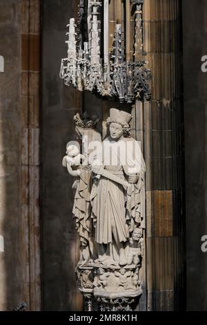 Ulmer Kathedrale, St. Martin auf der südlichen freien Säule des Westportals, Steinfigur mit Schwert, Skulptur, Ulm, Baden-Württemberg, Deutschland, Europa Stockfoto