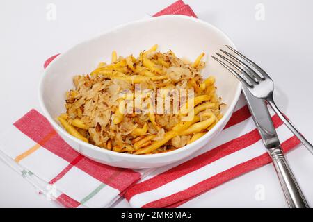 Schwäbische Küche, Bubaspitzle mit Sauerkraut, Schupfnudeln, Nudeln aus Kartoffelteig, Teller, Messer, Gabel, Deutschland, Europa Stockfoto