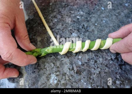 Süddeutsche Küche, Zubereitung von grünem Spargel in Brezelteig, Herrenhände, Deutschland, Europa Stockfoto