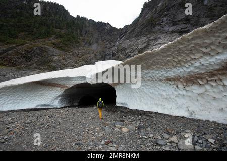 Wanderer am Eingang einer Gletschereishöhle, Big Four Ice Caves, Okanogan-Wenatchee National Forest, Washington, USA, Nordamerika Stockfoto