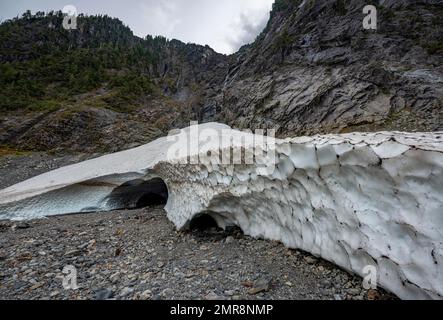 Eingang einer Höhle Eis eines Gletschers, vier großen Eishöhlen, Okanogan-Wenatchee National Forest, Washington, USA, Nordamerika Stockfoto