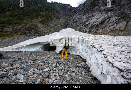 Wanderer am Eingang einer Gletschereishöhle, Big Four Ice Caves, Okanogan-Wenatchee National Forest, Washington, USA, Nordamerika Stockfoto