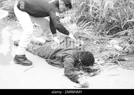 Manaus, Amazonas, Brasilien. 31. Januar 2023. (INT) Ein Teenager soll in Manaus entführt und ermordet worden sein. 31. Januar 2023, Manaus, Amazona, Brasilien: Mit sieben Schüssen wurde der Teenager Bryan Azevedo Dantas, 17 Jahre alt, am Dienstag (31) Morgen tot in einem bewaldeten Bereich der Avenida Oitis, im Industriebezirk 2, östlich von Manaus, aufgefunden. Der Verdächtige ist, dass der junge Mann entführt und ermordet wurde, bei einer möglichen Einigung über Drogenhandel. Der Fall wird von der Spezialpolizei für Tötung und Entführung (DEHS) untersucht.Kredit: Josemar Antunes/Thenews2 (Cre Stockfoto