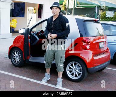 Komiker, Fernsehstar und selbsternannter Germaphobe Howie Mandel steigt aus seinem roten Mini-Smart aus und signiert ein Autogramm, bevor er im Nobu Restaurant speist. Los Angeles, Kalifornien. 07/03/10. Stockfoto